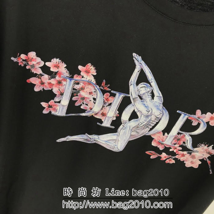 DIOR迪奧 x Kaws19早春聯名款 小金人梅花短袖T-shirt 絲光棉面料 數碼印花工藝 雜誌最新款 ydi2113